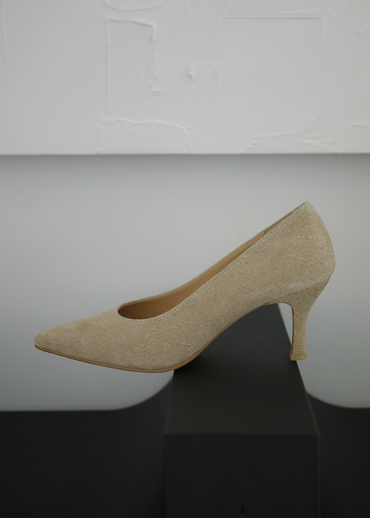 Under stiletto heels (7cm)